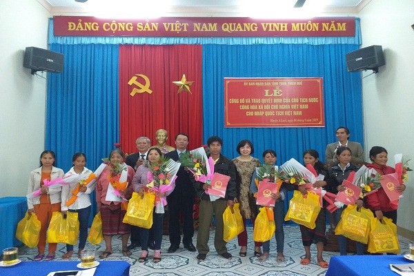Đồng chí Lương Thị Lanh, Phó Cục trưởng Cục Hộ tịch, quốc tịch, chứng thực, Bộ Tư pháp và lãnh đạo tỉnh trao quyết định nhập quốc tịch Việt Nam cho các công dân Lào