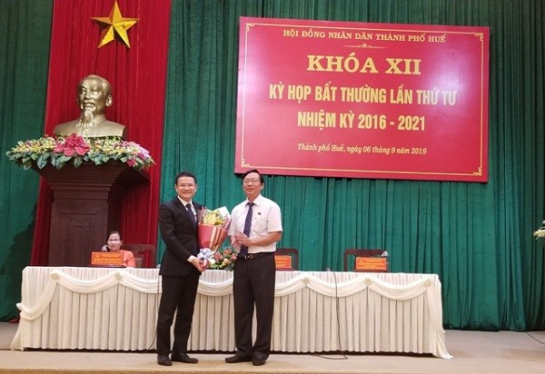 Ông Hoàng Hải Minh (bên trái) giữ chức danh Chủ tịch UBND TP. Huế, khóa XII nhiệm kỳ 2016-2021 (ảnh Thanh Hương)