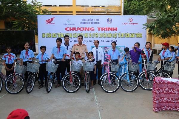 Tặng xe đạp cho các em học sinh trường THCS Lộc Điền 