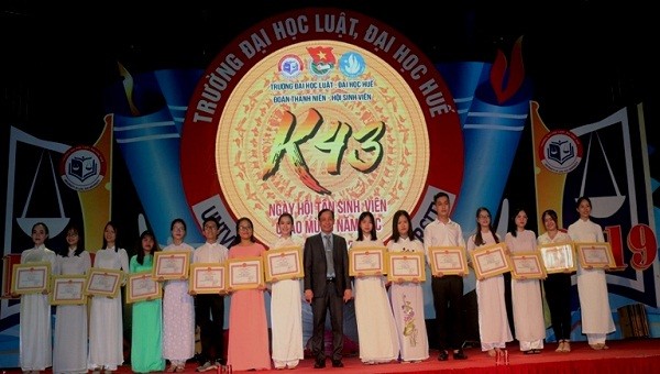 PGS.TS. Đoàn Đức Lương, Hiệu trưởng trường  Đại học Luật trao giấy khen cho sinh viên đạt thành tích Xuất sắc trong năm học 2018-2019