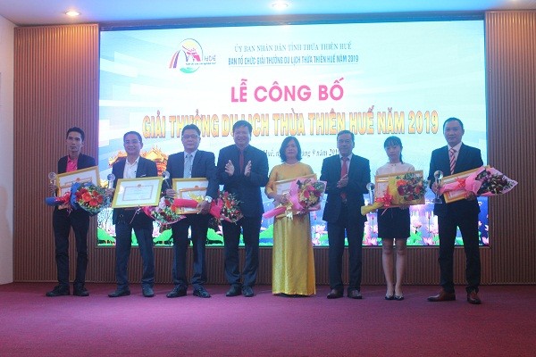 Ban tổ chức trao giấy chứng nhận và Bằng khen của UBND tỉnh các doanh nghiệp nhận giải thưởng năm 2019