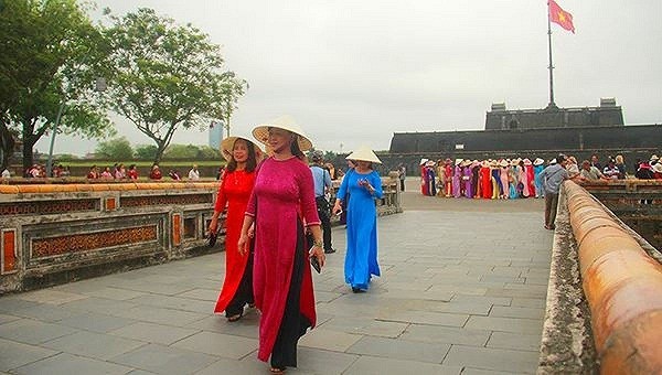 Phụ nữ trong nước và quốc tế khi mặc áo dài truyền thống tham quan di tích Huế trong ngày 20/10, sẽ được miễn 100% giá vé.