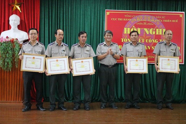 Cục trưởng Cục THADS tỉnh Ngô Thanh Cường trao giấy khen cho các tập thể đạt thành tích xuất sắc trong năm qua