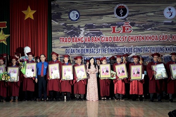 Bộ trưởng Bộ Y tế Nguyễn Thị Kim Tiến chúc mừng các bác sĩ trẻ vừa tốt nghiệp thuộc dự án "Thí điểm bác sĩ trẻ tình nguyện về vùng khó khăn".