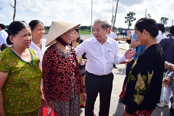 Chủ tịch UBND tỉnh Thừa Thiên Huế Phan Ngọc Thọ cùng bà con đi tham quan thực tế dự án hạ tầng phục vụ tái định cư 