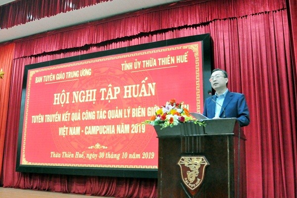 đồng chí Bùi Trường Giang, Phó Trưởng Ban Tuyên giáo Trung ương phát biểu tại hội nghị