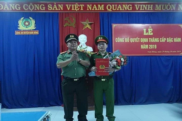Đại tá Lê Văn Vũ -Phó Giám đốc Công an tỉnh trao quyết định của Bộ Công an cho đồng chí Nguyễn Tiến Dũng