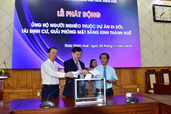 Lãnh đạo tỉnh ủng hộ người nghèo thuộc dự án di dân Kinh thành Huế