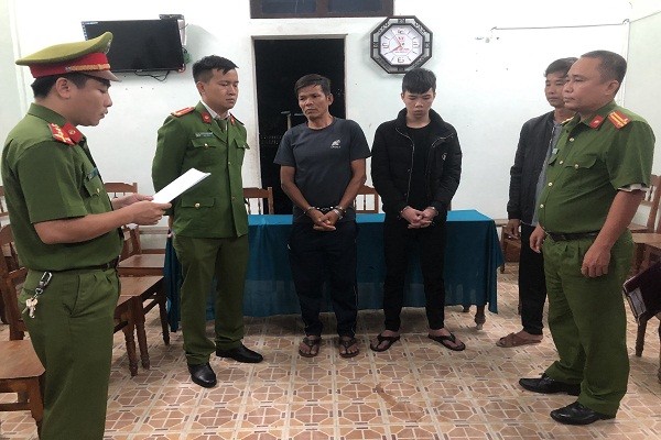 Cơ quan Công an đọc lệnh bắt tạm giam đối với đối tượng Trần Văn Chấn và con trai Trần Văn Phước