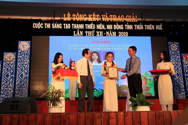 Đề tài “Sản xuất giấy từ bã mía có chức năng chống thấm” của Duyên và Thúy đã giành giải nhất Cuộc thi sáng tạo Thanh thiếu niên, Nhi đồng tỉnh năm 2019