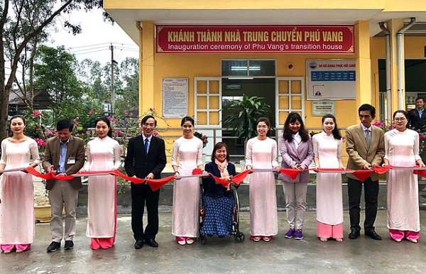 Lễ cắt băng khánh thành nhà trung chuyển dành cho người khuyết tật tại Trung tâm y tế huyện Phú Vang
