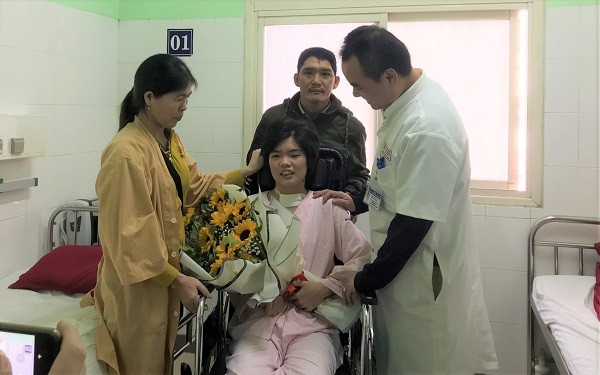 Gia đình và các bác sĩ bệnh viện Trung ương Huế vui mừng khi Trang được điều trị thành công