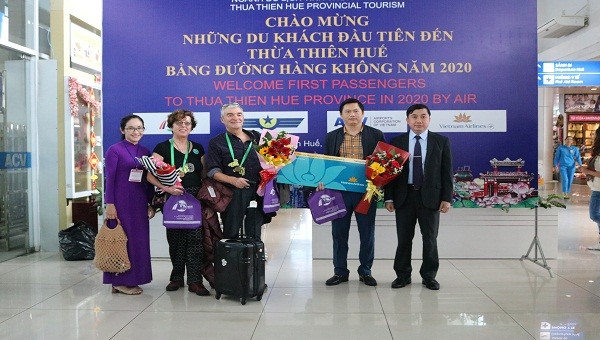 Lãnh đạo Sở Du lịch tặng hoa và quà lưu niệm cho những vị khách đầu tiên đặt chân xuống Cảng hàng không quốc tế Phú Bài