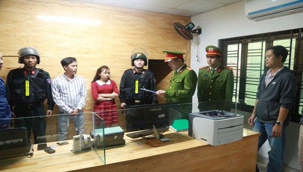 Cơ quan CSĐT Công an Thừa Thiên Huế đọc lệnh bắt khẩn cấp đối tượng Nguyễn Duy Phương