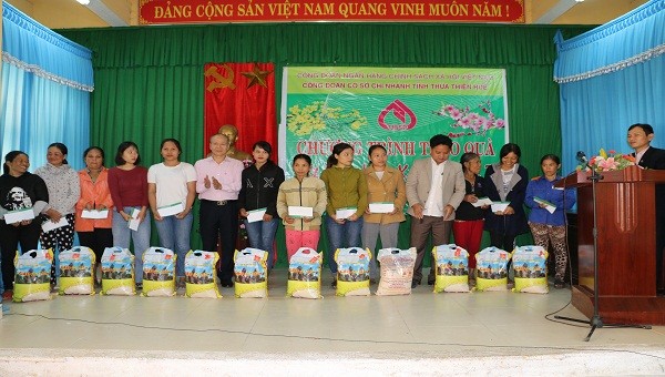 Ông Trương Công Lân, Giám Đốc NHCSXH tỉnh TT Huế trao quà cho các hộ nghèo, hộ chính sách tại xã Bình Tiến, thị xã Hương Trà

