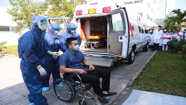 Bệnh nhân được di chuyển bằng xe cấp cứu, sau đó được ngồi xe lăn đẩy vào khu vực cách ly ở Khoa bệnh nhiệt đới tại Bệnh viện Trung ương Huế cơ sở 2