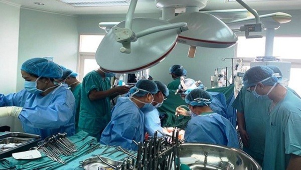 Các bác sĩ thực hiện ca phẫu thuật cắt gan lớn cho các cháu bị ung thư nguyên bào (ảnh BV)
