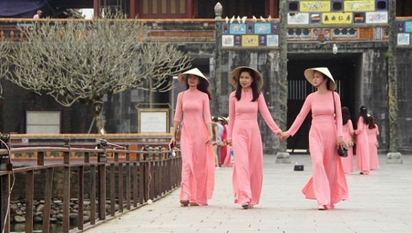 Tất cả phụ nữ khi mặc áo dài truyền thống Việt Nam tham quan di tích Huế sẽ được miễn phí vé (ảnh L.T)