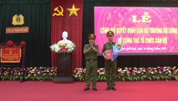 Ban giám đốc Công an tỉnh TT- Huế trao Quyết định của Bộ trưởng Bộ Công an cho Thượng tá Nguyễn Viết Hoàng. 