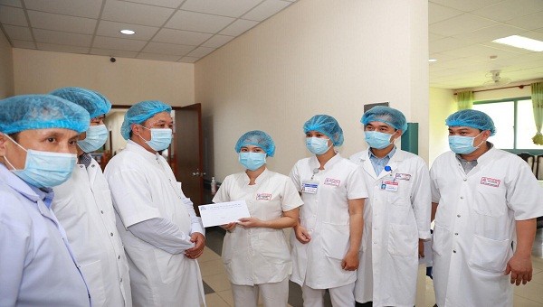 Thứ trưởng Bộ Y tế Nguyễn Trường Sơn động viên và gửi lời cảm ơn đến các bác sĩ, điều dưỡng đang điều trị bệnh nhân nhiễm Covid-19 tại bệnh viện Trung ương Huế Cơ sở 2