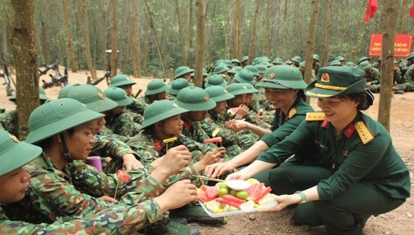 Những đĩa trái cây từ tay cán bộ, hội viên Hội phụ nữ Bộ chỉ huy quân sự tỉnh TT- Huế gửi đến cán bộ, chiến sĩ đang huấn luyện trên thao trường