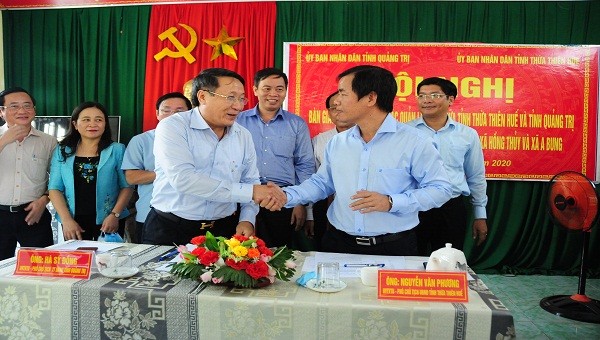 Lãnh đạo 2 tỉnh TT- Huế và Quảng Trị tại buổi lễ ký kết bàn giao.