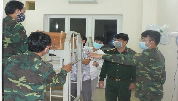 Thượng tá Ngô Nam Cường, Chỉ huy trưởng Bộ chỉ huy quân sự tỉnh TT- Huế kiểm tra và động viên tinh thần các chiến sỹ đang ngày đêm đóng giường  phục vụ người dân về cách ly