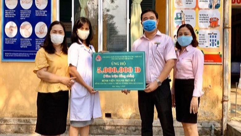 Đại diện Công đoàn Hội sở NHCSXH tỉnh TT- Huế trao số tiền ủng hộ phòng chống dịch Covid-19 cho Bệnh viện thành phố Huế.