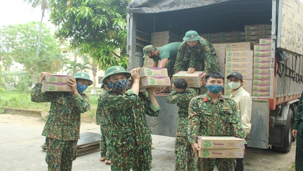 Hơn 1000 thùng sữa Đậu nành Vinasoy đã được các cán bộ, chiến sĩ Bộ Chỉ huy Quân sự tỉnh vận chuyển đến các điểm cách ly.