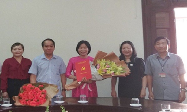 Lãnh đạo tỉnh chúc mừng bà Phạm Thị Minh Huệ, giữ chức vụ  Ủy viên, Chủ nhiệm Ủy ban Kiểm tra Tỉnh ủy nhiệm kỳ 2015 - 2020.