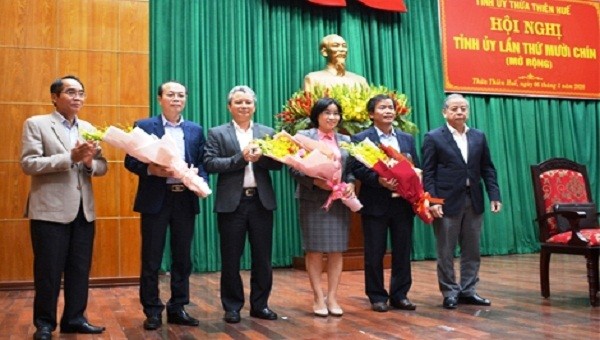 Thường trực Tỉnh ủy tặng hoa chúc mừng các đồng chí được Ban Chấp hành Đảng bộ tỉnh bầu vào Ban Thường vụ Tỉnh ủy nhiệm kỳ 2015 - 2020