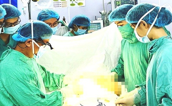 Các bác sĩ phẫu thuật tháo hai túi ngực silicon cho bệnh nhân