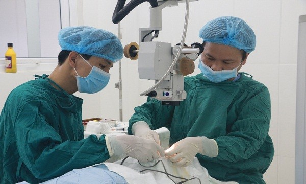 Các bác sĩ bệnh viện Mắt Huế phẫu thuật lấy kim khâu ra ngoài cho chị N.T.H. Ảnh: Bệnh viện mắt Huế (TP Huế)