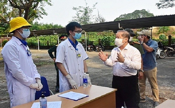 Chủ tịch UBND tỉnh TT- Huế Phan Ngọc Thọ kiểm tra tại một chốt kiểm dịch trên địa bàn tỉnh