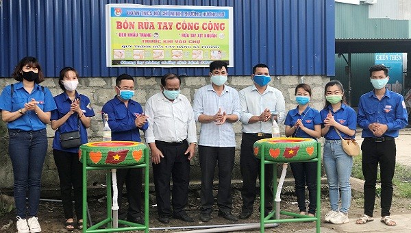 Đoàn viên phường Hương Sơ tặng bồn rửa tay làm từ lốp xe ô tô cũ cho Ban quản lý chợ