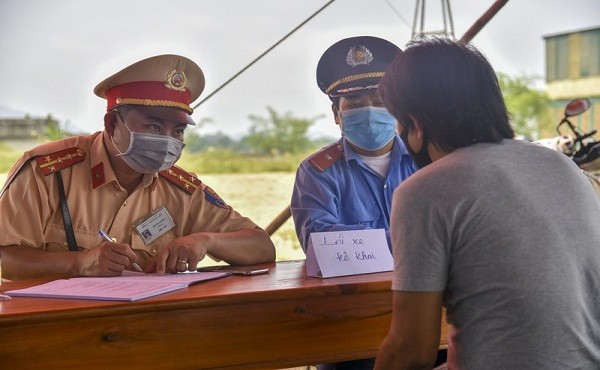 Các chốt kiểm tra dịch bệnh tại các tuyến đường cửa ngõ vào Thừa Thiên Huế được duy trì đến hết ngày 22/4. Ảnh: Ng. Do