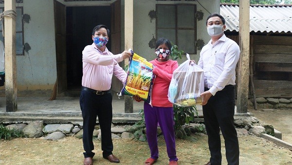 Đại diện NHCSXH tỉnh TT- Huế tặng quà cho hộ nghèo tại xã Thượng Long, huyện Nam Đông