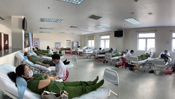 Các cán bộ, chiến sĩ Công an tỉnh TT- Huế tham gia hiến máu