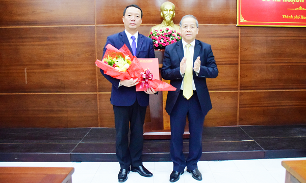 ông Phan Thiên Định, Phó Chủ tịch UBND tỉnh làm Trưởng ban chỉ đạo thi hành án tỉnh TT- Huế (người ôm hoa )