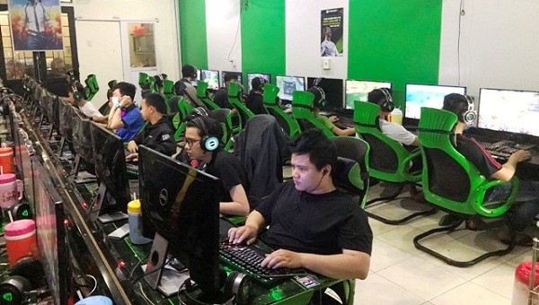 Tại thời điểm kiểm tra tiệm game Tiến Quang có 51 người đang chơi game online