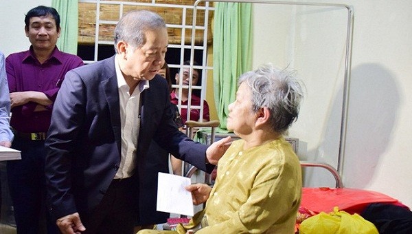 Chủ tịch UBND tỉnh TT- Huế, ông Phan Ngọc Thọ tặng quà cho người dân thuộc đối tượng bảo trợ xã hội. Ảnh: Thảo Vi