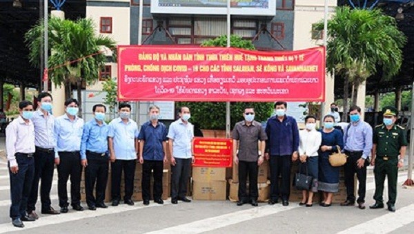 Đoàn công tác của tỉnh Thừa Thiên Huế trao tặng vật tư và trang thiết bị y tế phòng chống dịch Covid-19 cho tỉnh Savannakhet (Lào)