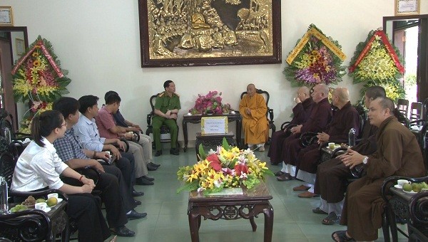 Ban chỉ huy Công an thành phố Huế thăm hỏi, chúc mừng Ban trị sự Giáo hội Phật giáo Việt Nam tỉnh TT- Huế 