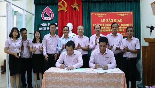 Lãnh đạo 2 Phòng giao dịch huyện A Lưới (TT- Huế) và huyện Đakrông (Quảng Trị ) ký kết biên bản bàn giao 