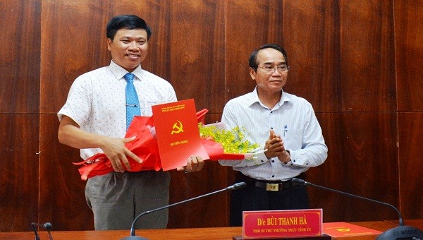 Phó Bí thư Thường trực Tỉnh ủy tỉnh TT- Huế Bùi Thanh Hà trao quyết định và chúc mừng ông Phan Xuân Toàn.