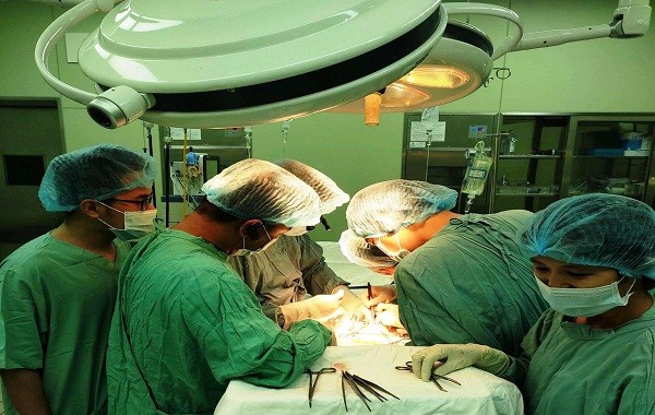 Ê kíp bác sĩ khoa Ngoại Thận Tiết niệu và khoa Ngoại lồng ngực tim mạch thực hiện phẫu thuật ghép thận tự thân cho bệnh nhân P