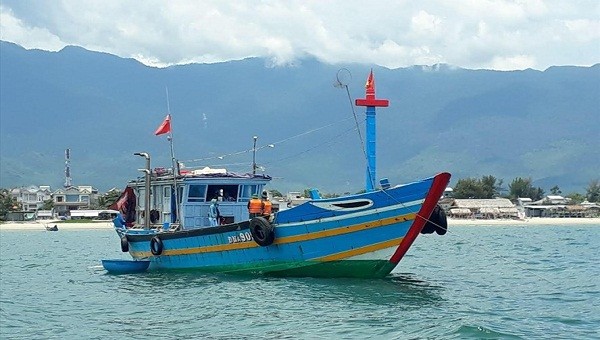 Tàu cá chở 9 người từ Đà Nẵng đến Huế trốn dịch. Ảnh: Đồn Biên phòng Lăng Cô cung cấp