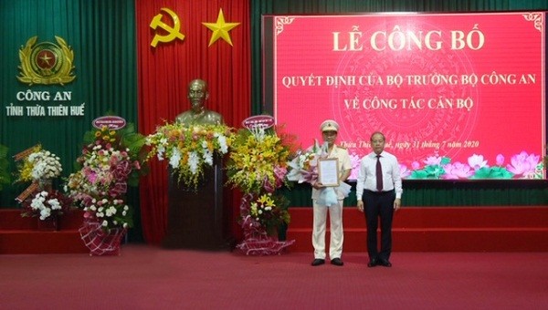 Chủ tịch UBND tỉnh TT- Huế Phan Ngọc Thọ trao quyết định và tặng hoa chúc mừng tân Giám đốc Công an tỉnh, Thượng tá Nguyễn Thanh Tuấn