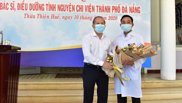 Chủ tịch UBND tỉnh TT-Huế Phan Ngọc Thọ tặng hoa cho đoàn công tác do BSCKI. Phan Văn Quý làm Trưởng đoàn