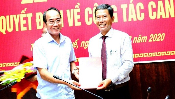 Ông Đặng Ngọc Trân (bên phải) được bổ nhiệm giữ chức vụ Phó Trưởng Ban Nội chính Tỉnh ủy tỉnh TT- Huế. Ảnh: Anh Phong